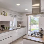 Nyaraló Noela *